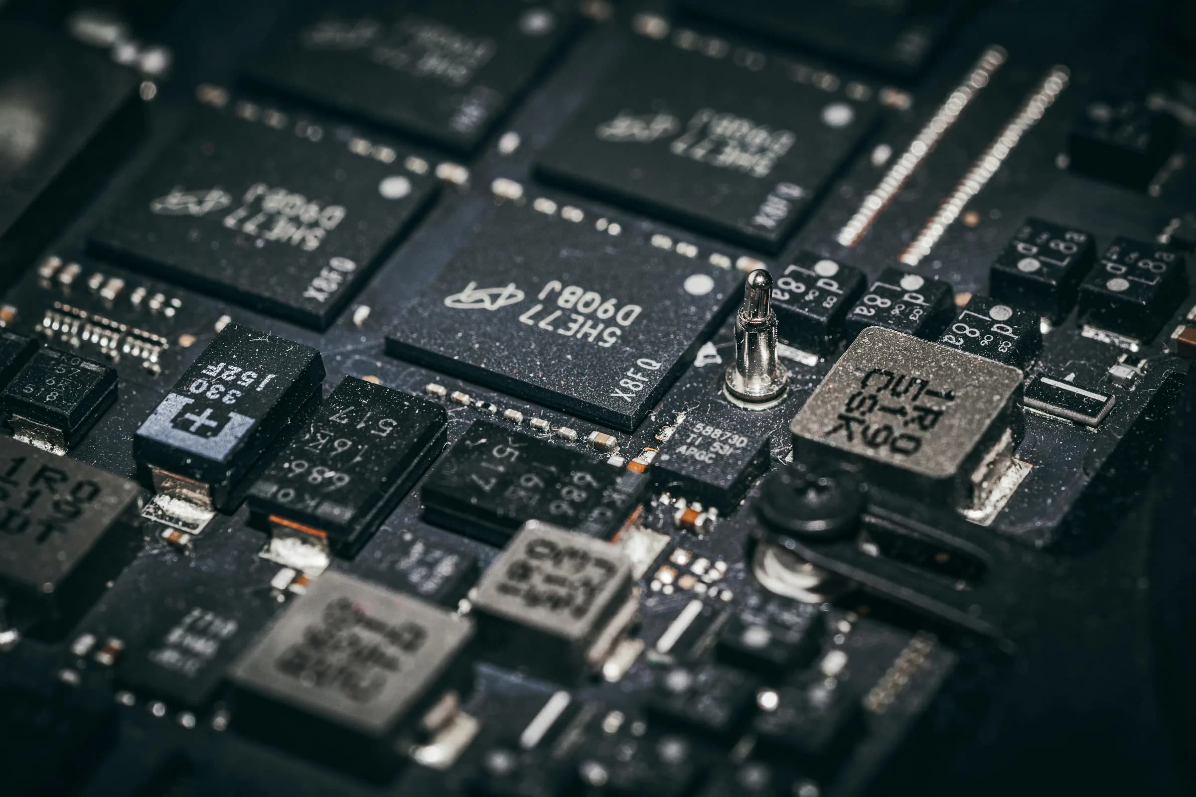 Macro view of microchips on a circuit board, the on-device hardware that decides which local model size you can run