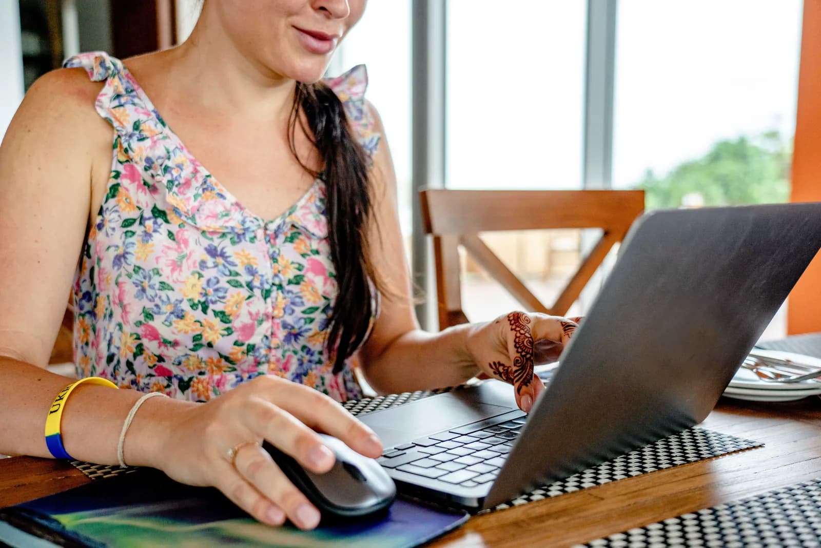 A person using a laptop with no network connection, working in offline mode